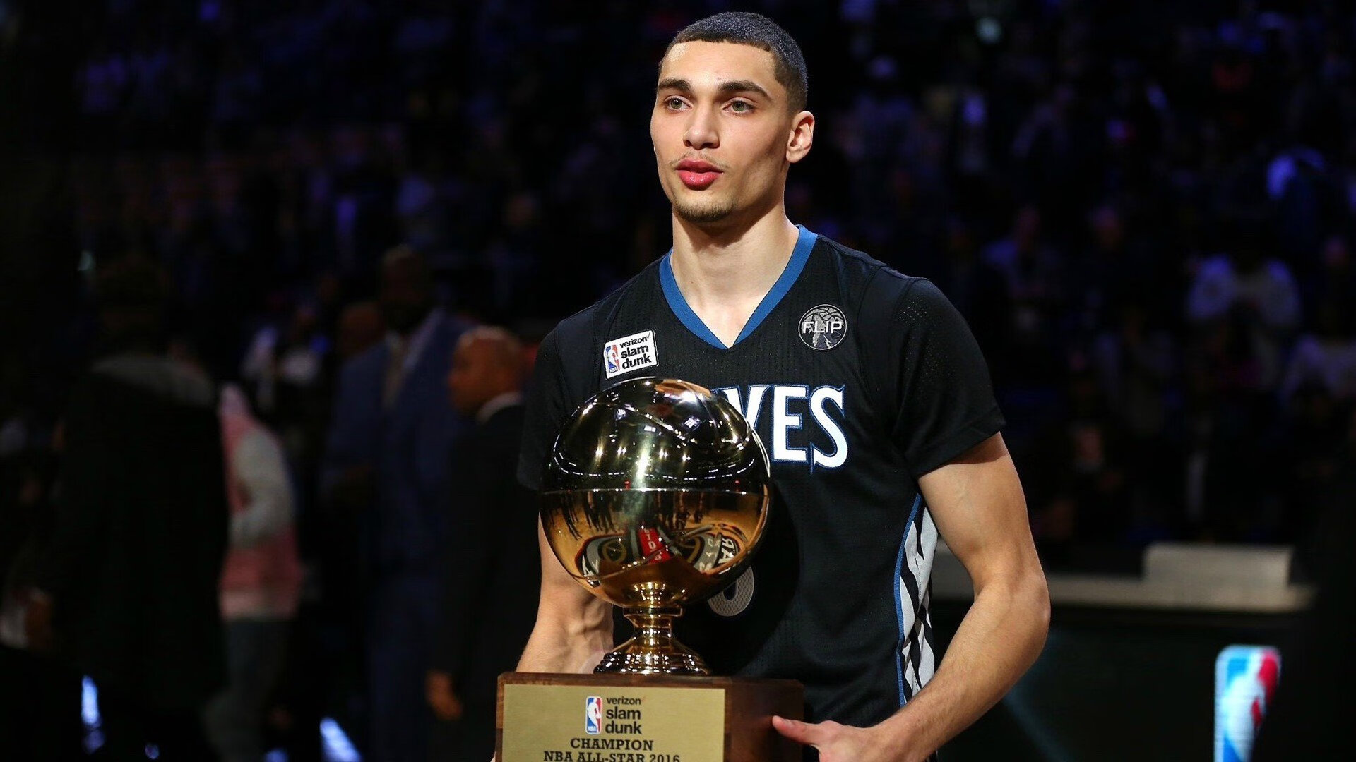 球迷疯狂讨论比赛